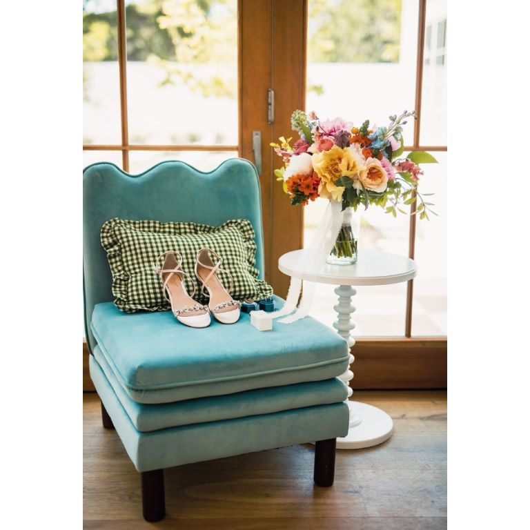 visuallyrics weddings bouquet chair